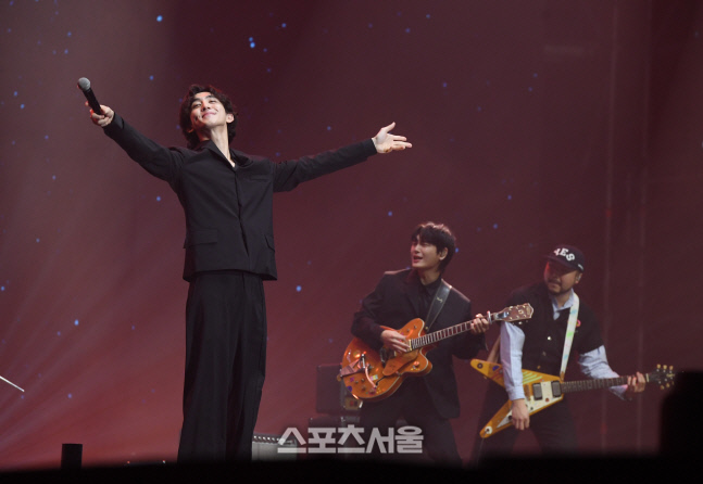 [포토]서울가요대상 무대를 한껏 느끼는 잔나비