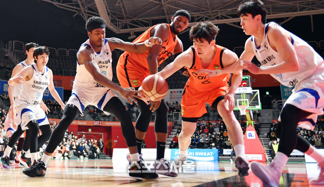 한국가스공사 2연승, 유도훈 감독은 400승 달성 外