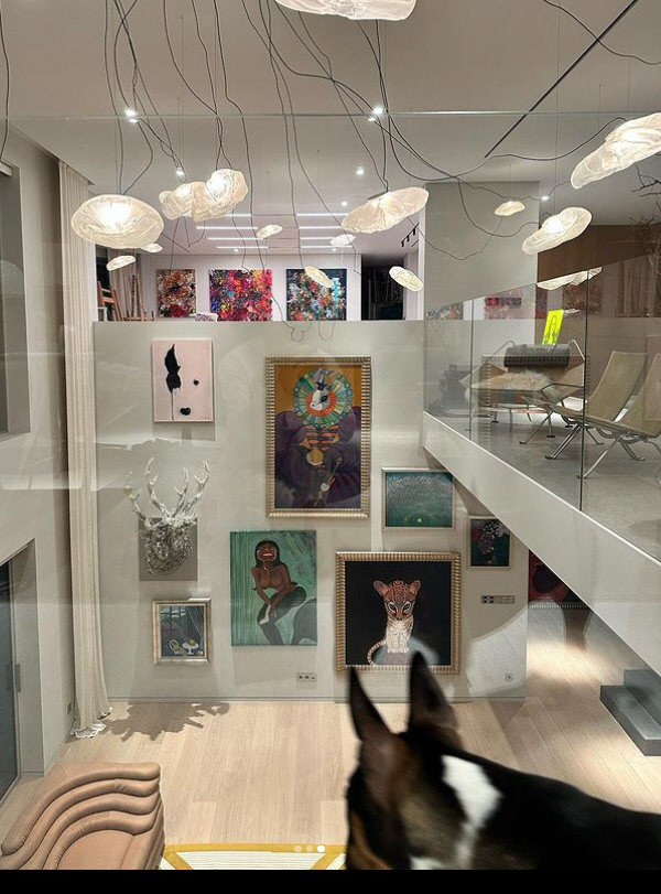 이혜영, 갤러리 뺨치는 2층집 공개..거실 벽면에 빼곡한 그림