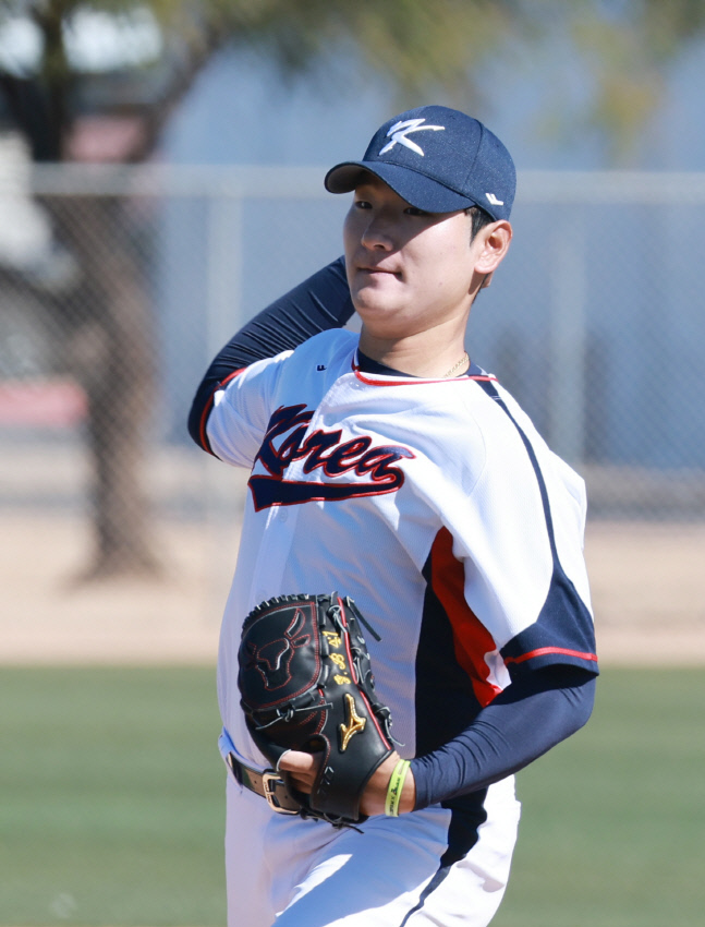 곽빈, 투수조 수비 훈련