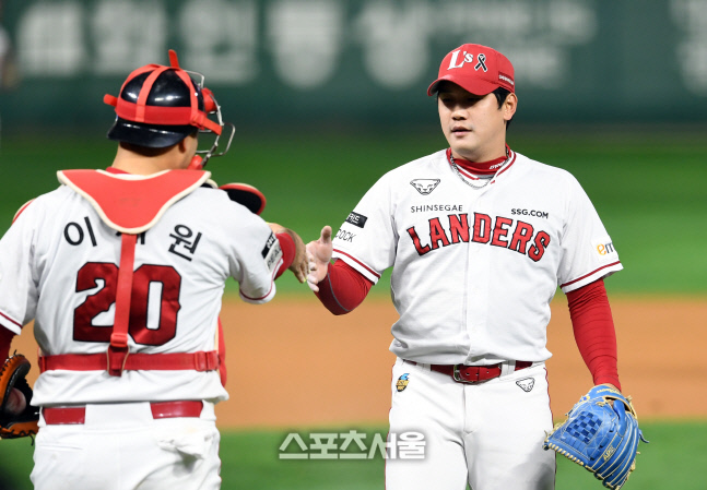 [포토]SSG 서진용-이재원, 이겼다!