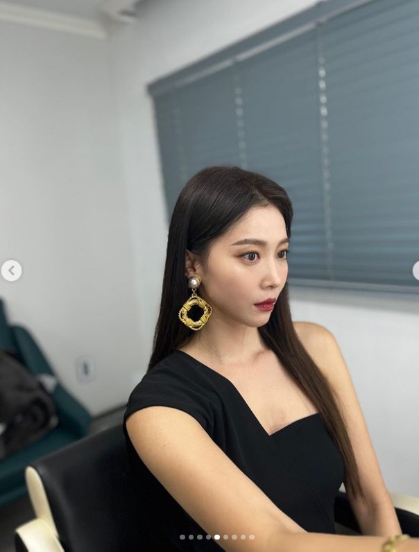 만화 속 주인공보다 더 예뻐...오윤아, 여신美 뽐내며 셀카 삼매경