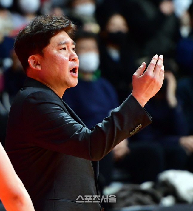 작전지시하는 김승기 감독[포토]