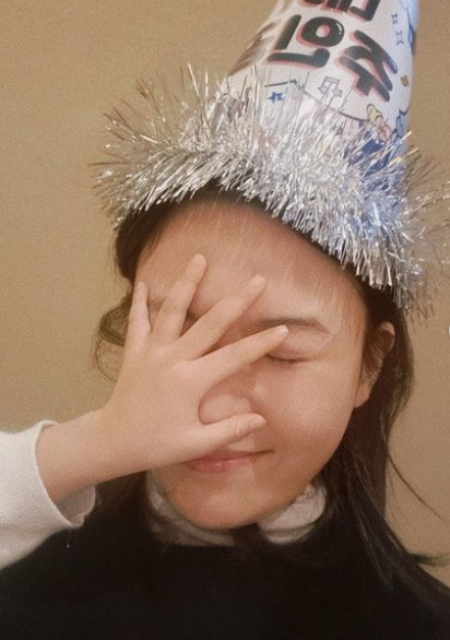 김하늘, 가족과 함께한 생일파티 현장..장꾸 딸 공격에도 행복 미소