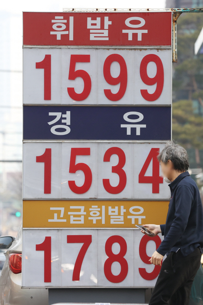 휘발유, 8개월 만에 경유 가격 앞질렀다