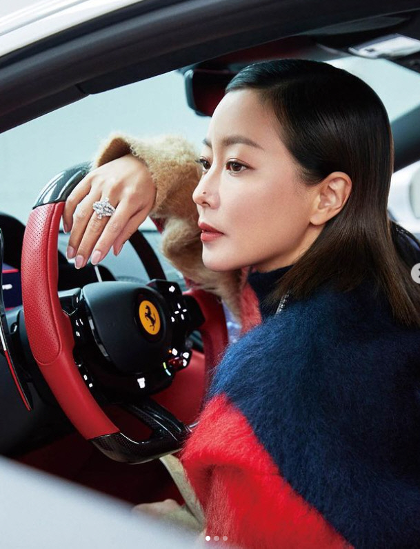 신인 시절 아니라고? 김희선, 오늘도 레전드 찍는 명품 미모