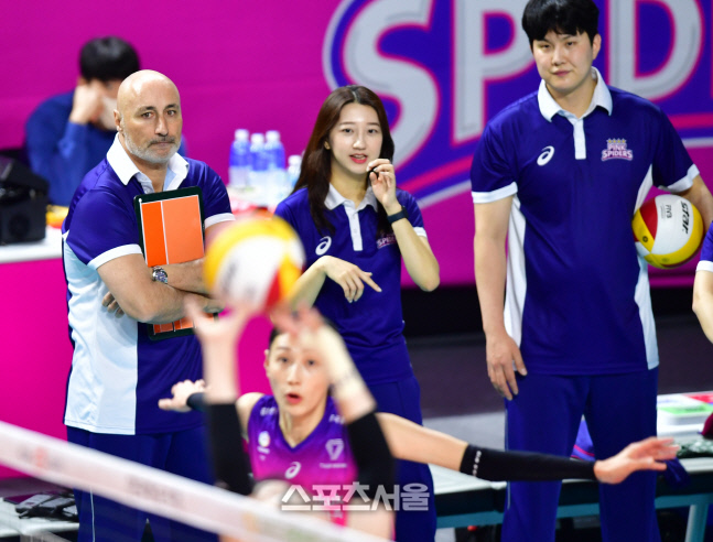 '김연경 훈련 지켜보는' 아본단자 감독[포토]