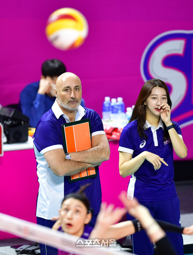 '김연경 훈련 지켜보는' 아본단자 감독[포토]