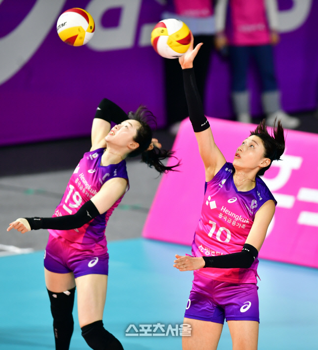 서브로 몸푸는 김연경[포토]