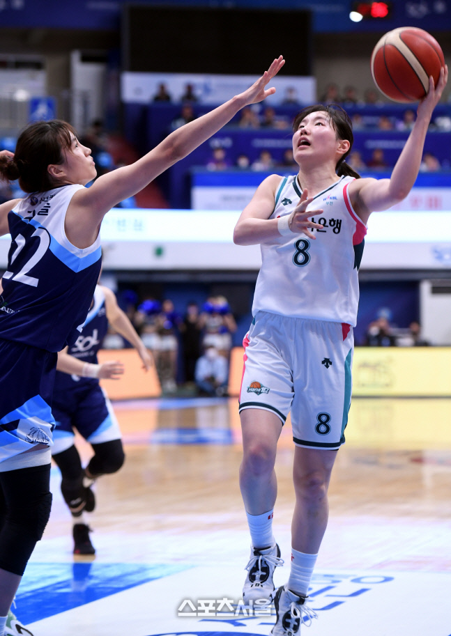 [포토] 김지영 '수비 피해 원핸드 슛'