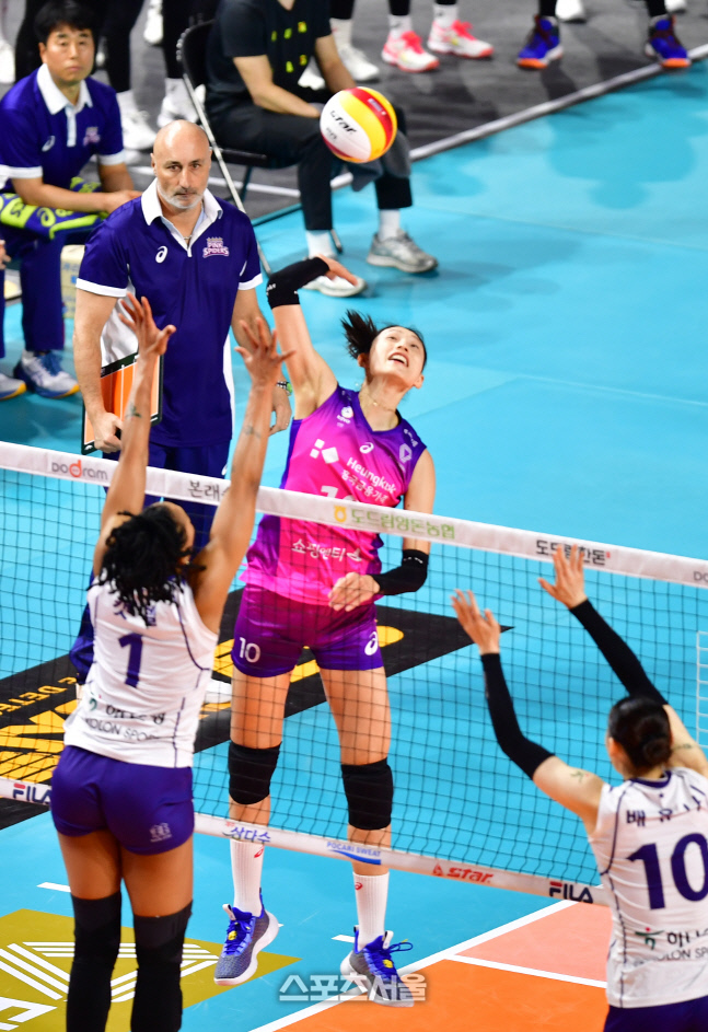 '감독님 잘보고 계시죠?' 김연경[포토]