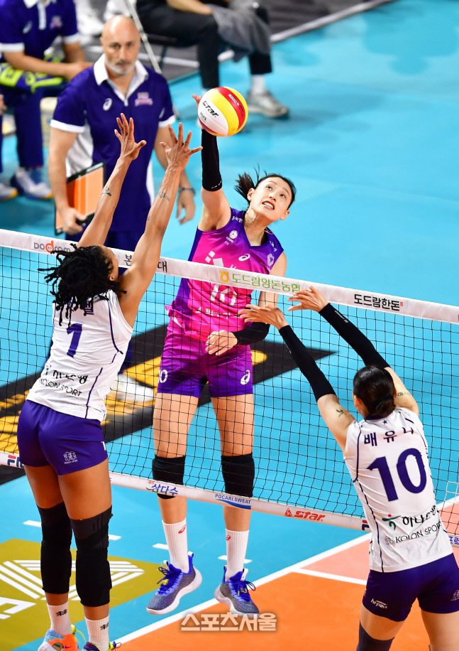 도로공사 이중블로킹 뚫는 김연경[포토]