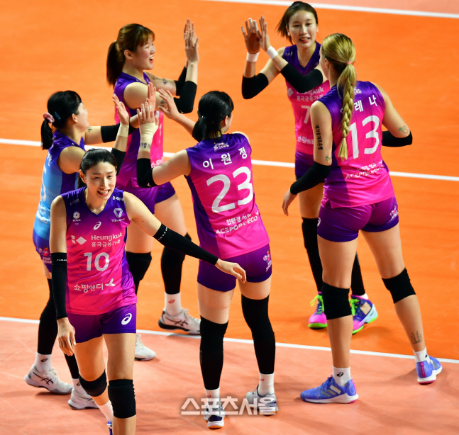 '1세트 역전의 발판 마련한 김연경'[포토]