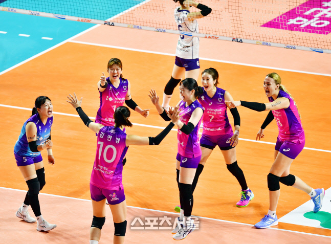 '1세트 분위기 바꾼 김연경의 서브에이스, 환호하는 선수들'[포토]