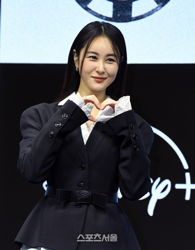 [포토]손은서, \'하트 받아주세요!\'