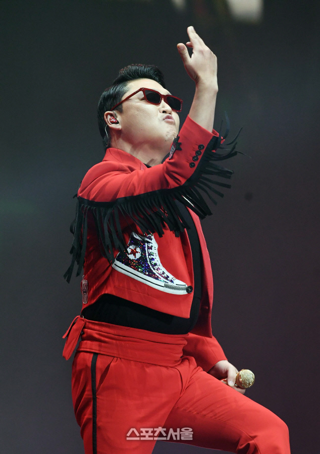 [포토]싸이, 서가대 무대를 더 뜨겁게!