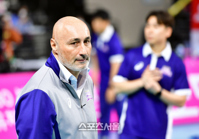 홈경기 데뷔전 준비하는 흥국 아본단자 감독[포토]