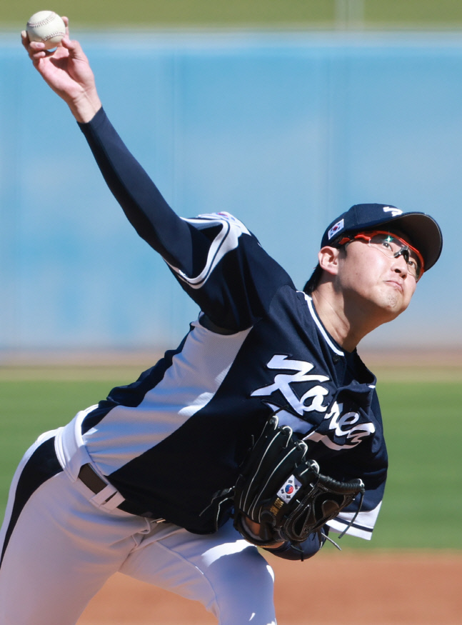 \'안경 에이스\' 박세웅 역투<YONHAP NO-3168>