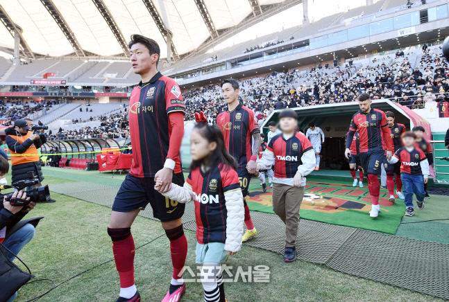 [포토]FC서울 데뷔전 입장하는 황의조