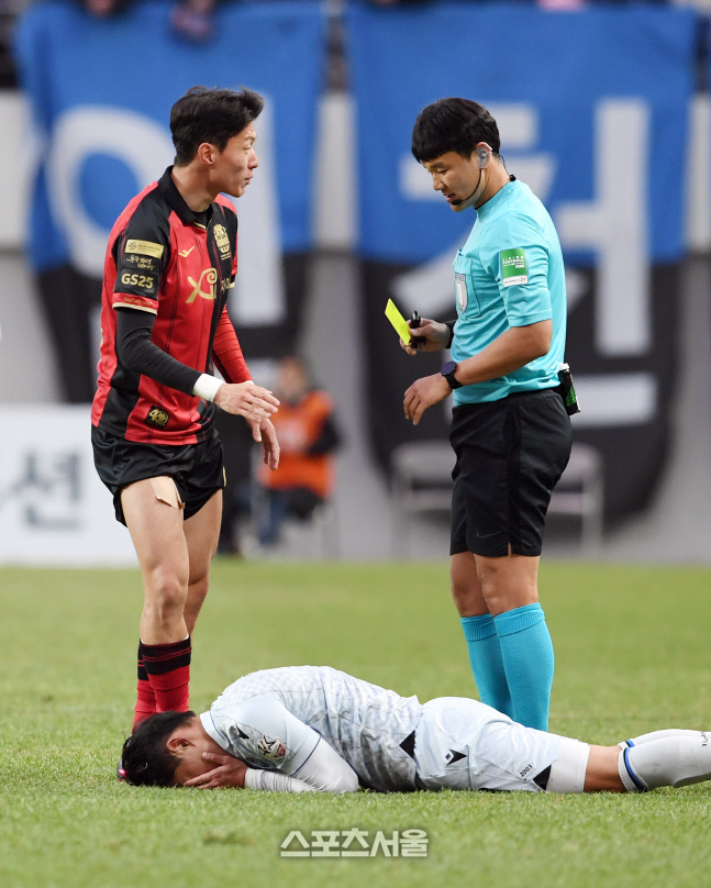 [포토]신진호에 대한 파울로 경고 받는 황의조