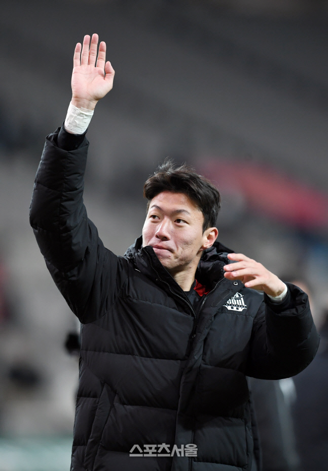 [포토]팬들에게 인사를 하는 황의조