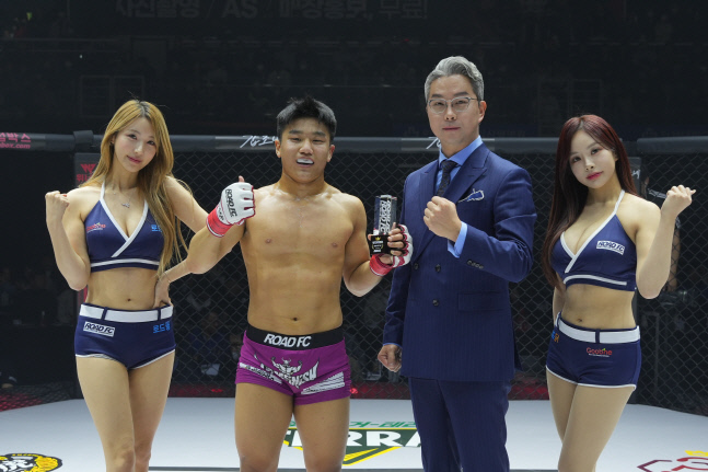 '로드FC 063' '경찰 파이터' 이재원, 데뷔전서 젊은 피 위정원에게 아쉬운 패배