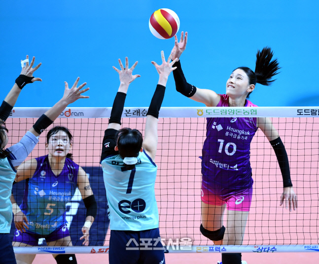 [포토] 김연경 '재치있는 밀어넣기 공격'