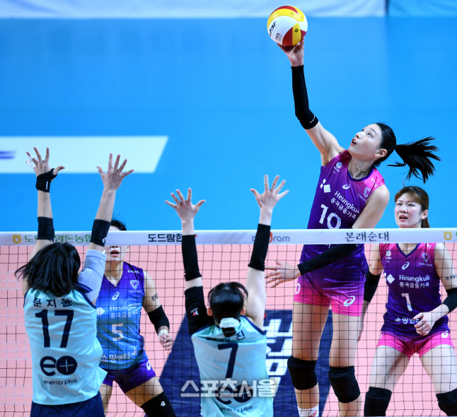 [포토] 김연경 '블로킹 피해 가볍게 툭'