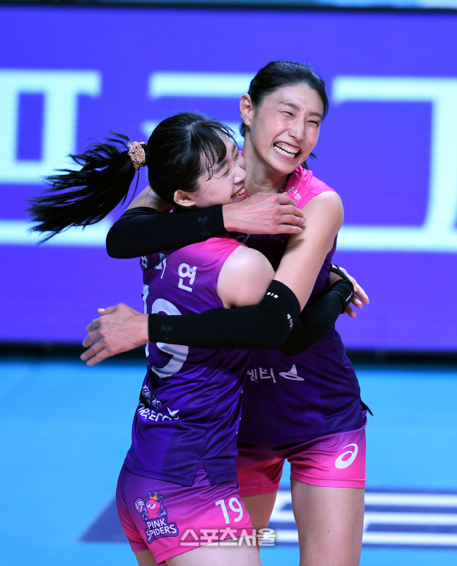 [포토] 환호하는 김연경-김미연 '2세트는 우리가 가져간다'