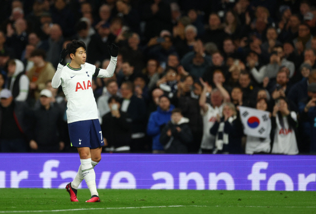 SOCCER-ENGLAND-TOT-WHU/REPORT