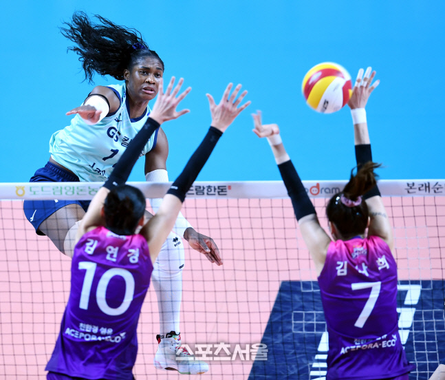 [포토] 모마 \'블로킹 잘 뚫었어\'