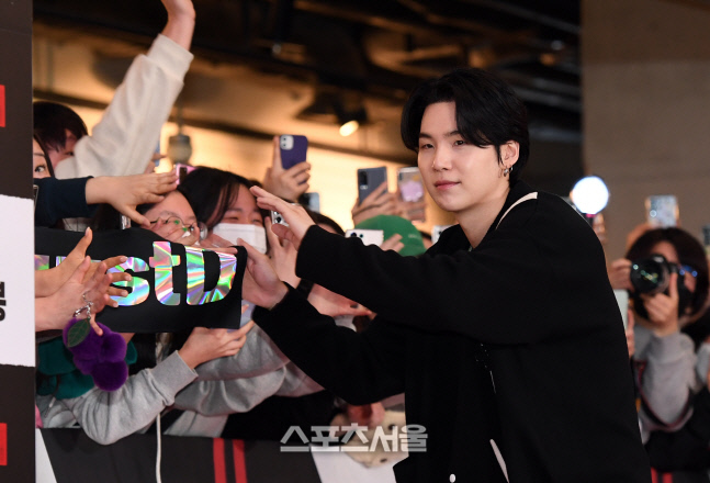 [포토]팬들과 인사하는 BTS 슈가