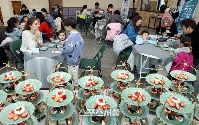 강진청자축제,"청자타고 강진으로 토낀 딸기" 큰 인기