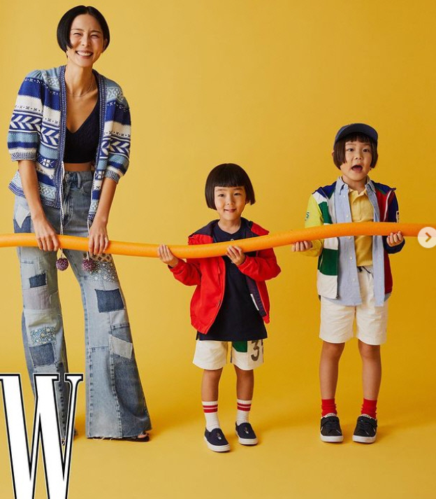 김나영이 세 명? 김나영, 아이들 키즈 모델 데뷔...멈출 줄 모르는 엄마 미소[화보]