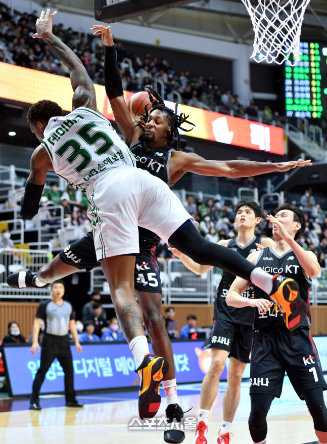 허공에서 중심잃은 데이비스[포토]