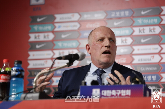 감독 철학도 계약조건도 모르는 위원장…이럴거면 기자회견을 왜 했나[SS현장]
