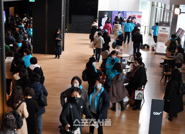 [포토] 임영웅 다큐 영화 입장하는 팬들