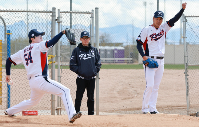 좌완 고참 투수들 살피는 이강철 감독