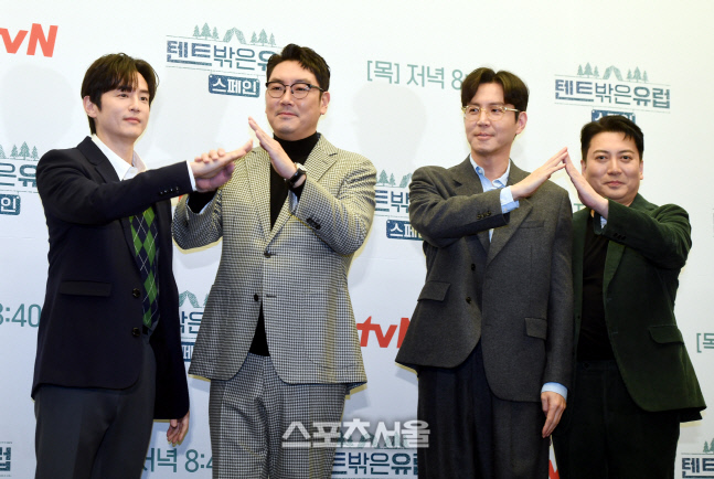 [포토] 권율-조진웅-최원영-박명훈 '텐트 포즈로 인사'