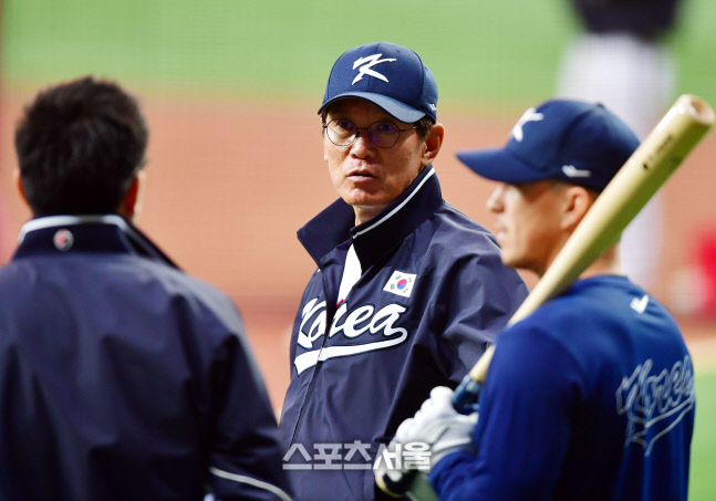 에드먼과이야기나누는이강철감독[포토]