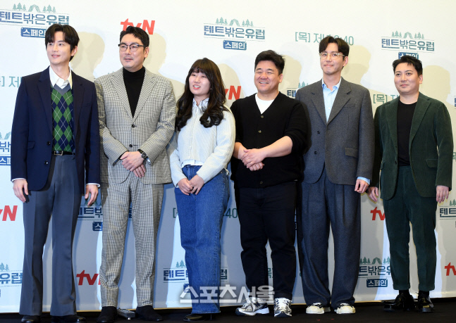 [포토] 포토타임 갖는 \'텐트 밖은 유럽\' PD와 출연진들