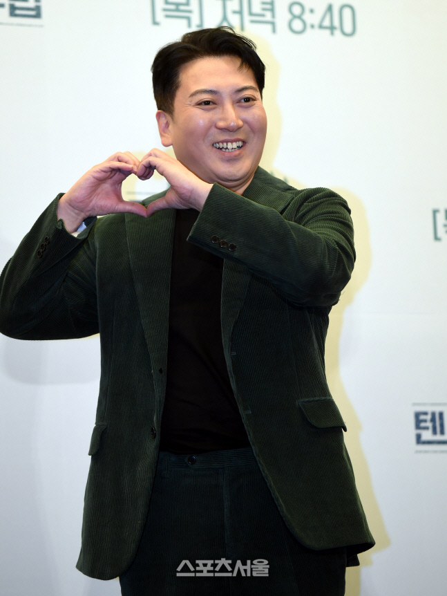 [포토] 박명훈 \'긍정왕 맏형\'의 하트