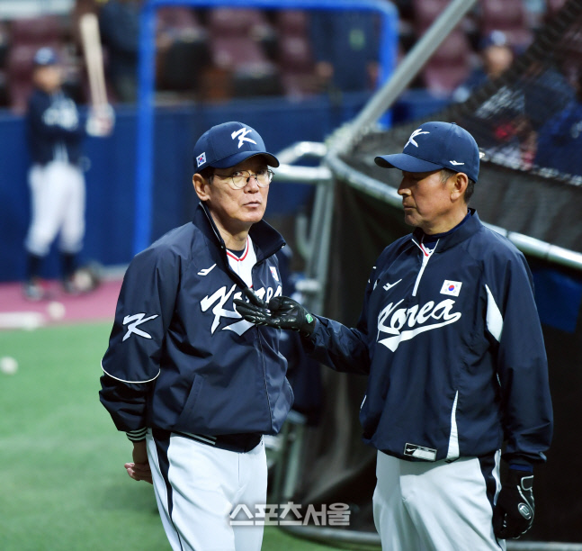 김기태 코치와 이야기 나누는 WBC 이강철 감독[포토]