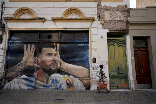 오토바이 괴한 한밤 중 메시 처가 마트서 총기 난동…'고향으로 복귀 안해서?'