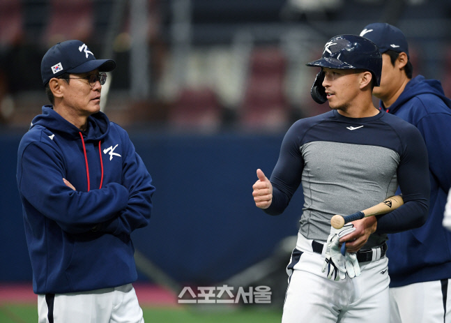 [포토]WBC 대표팀의 이강철 감독과 에드먼