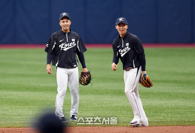 [포토]함께 2루 수비 훈련하는 에드먼과 김혜성