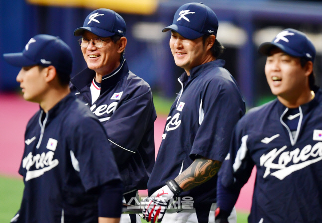 \'미소활짝 이유는 애드먼의 장타력을 보고\' 미소만개 이강철 감독[포