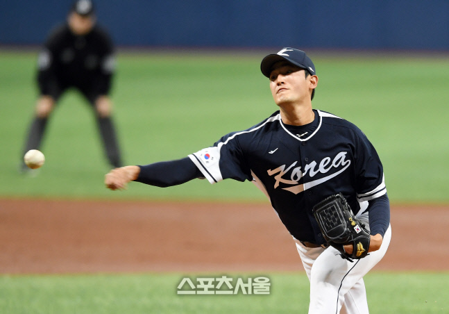 [포토]역투하는 WBC 대표팀의 고영표