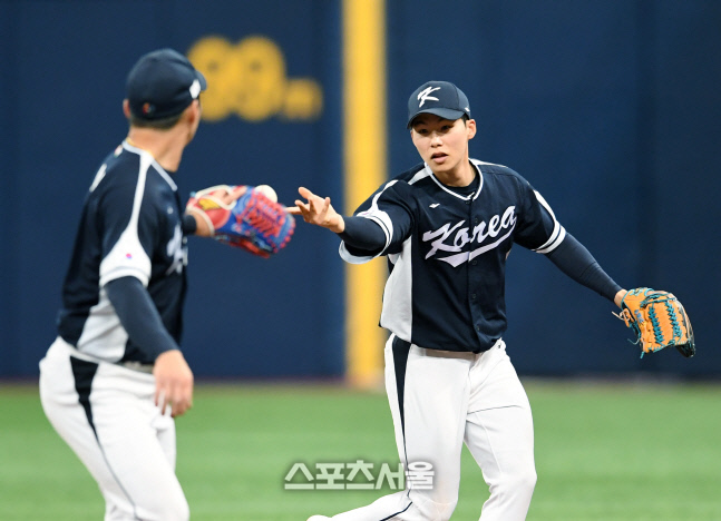 [포토]WBC 대표팀 김혜성, 공 받으세요!