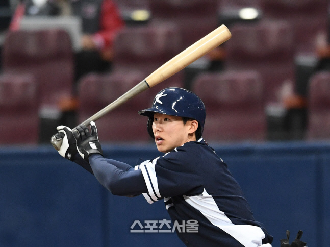 [포토]박세웅 상대로 적시타 치는 김혜성